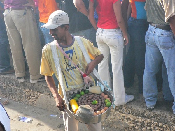 112- Metiers des rues, vendeur de saucisses, citrons, et oeufs pendant le carnaval 